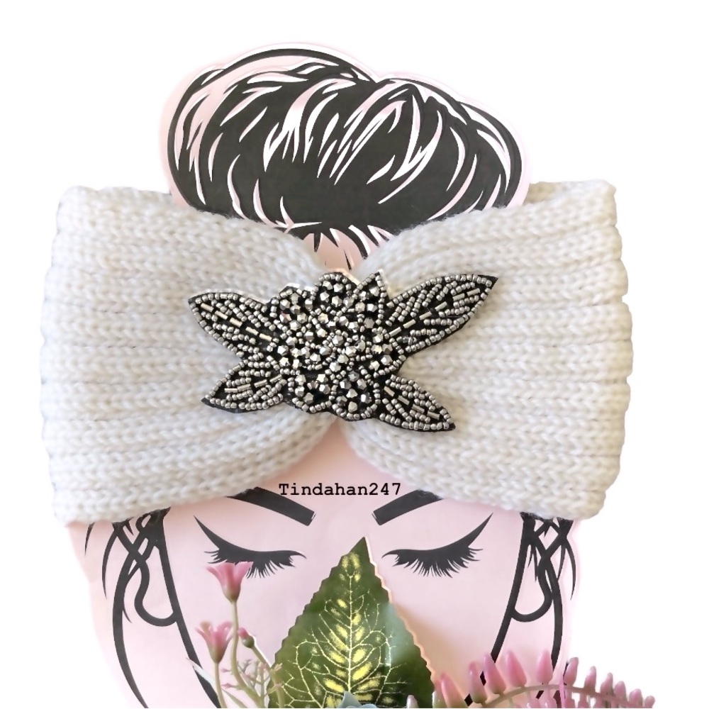 Tara‎ Blooming elegance Knitted Headband feat Flower shaped Gems Onyx Accents